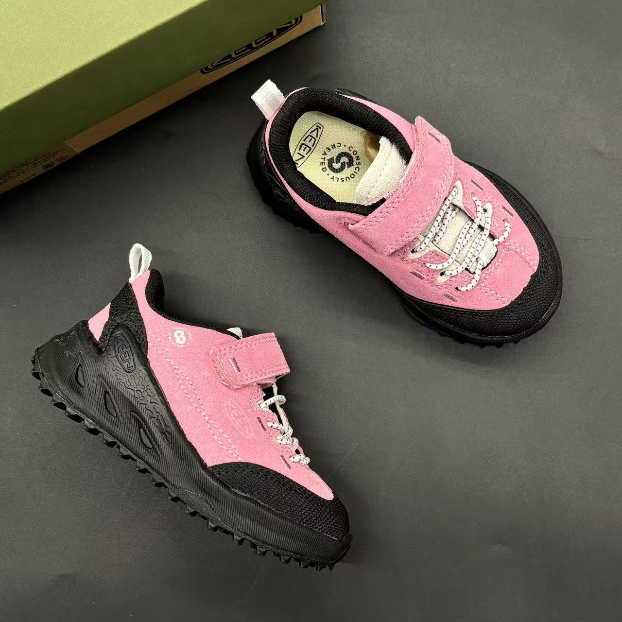 Children's shoes child
